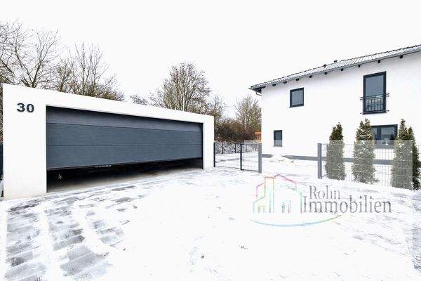 Garage mit Aussenbereich und Haus
