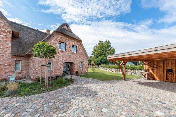 hochwertig angelegter Hof