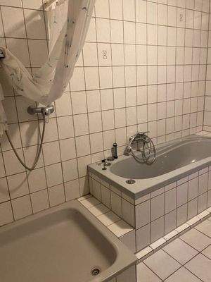 Wanne und Dusche im UG