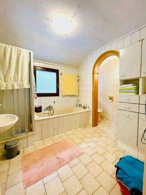 Schönes Bad mit Wanne im DG