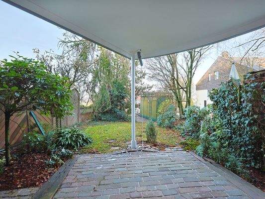 Überdachte Terrasse und Garten