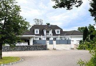 Hochwertiges Zweifamilienhaus