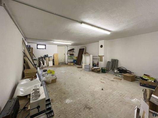 Kellerraum mit Ausgang in den Garten