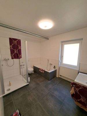 Badezimmer_Dusche und Wanne