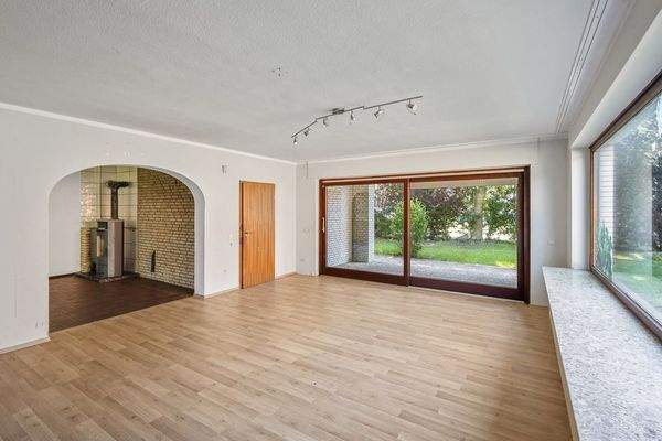 Wohnzimmer mit Blick zum Kaminzimmer