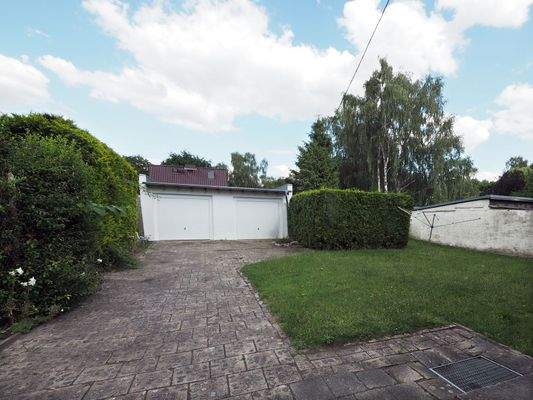 Hof mit Garagen + Stellplätzen