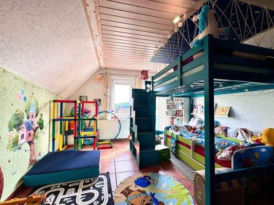 Kinderzimmer mit Hochbett und Spielfläche.jpg