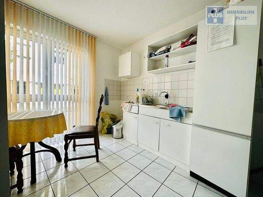 Küche mit kleinem Essbereich