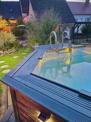 Pool im Garten am Abend