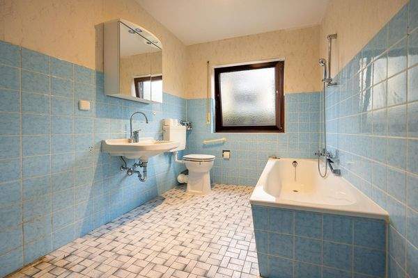 Tageslichtbad mit Platz auch für eine Waschmaschine