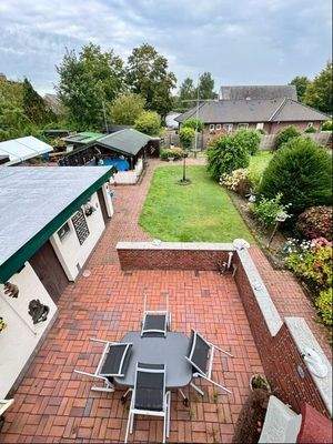 Blick von der Dachterrasse aufs Grundstück