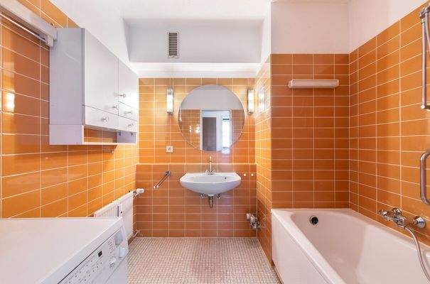 Badezimmer mit Wanne und funktionaler Raumaufteilung