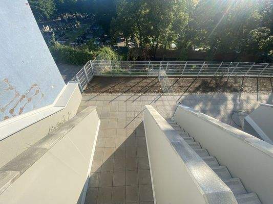 Auch von ihrem außen geht es zur großen Terrasse und Garten