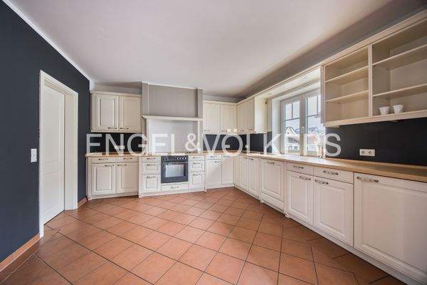 Blick in die hochwertige Küche mit Schiebetür