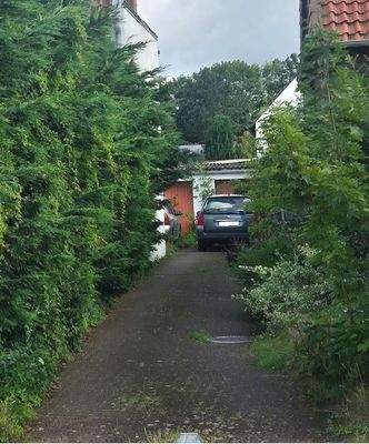 Einfahrt und Garagen