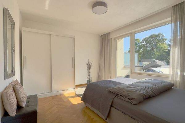 Schlafzimmer Obergeschoss mitZugang zum Balkon