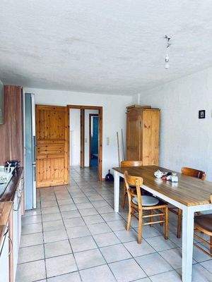 Die geräumige Küche mit Essbereich