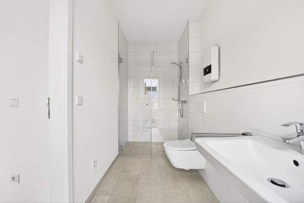 Modernes Bad mit Balkonzugang