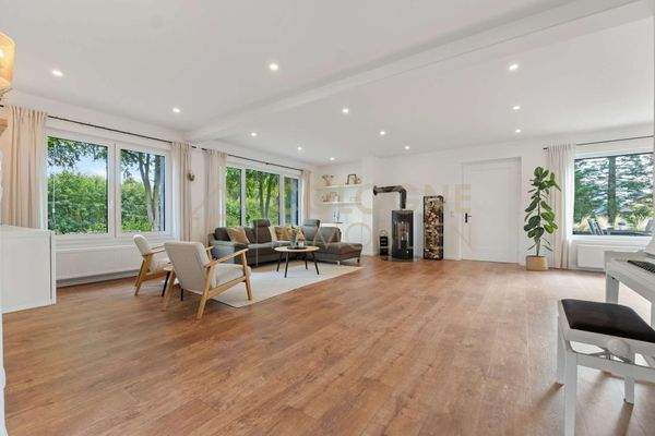 Geräumiges, modernes Wohnzimmer mit gemütlichem Kamin