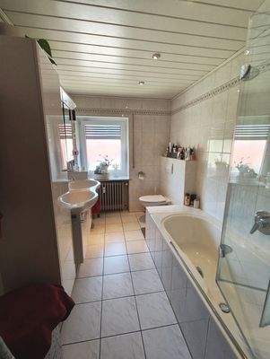 Badezimmer mit Badewanne im 1. OG