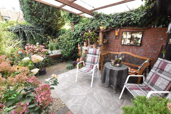 Sitzecke & Teich vorhanden