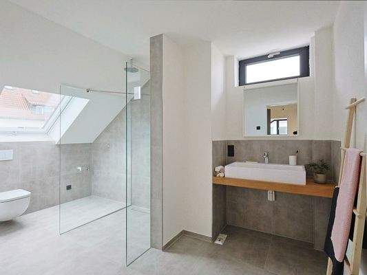 Schönes Tageslichtbad im Dachgeschoss