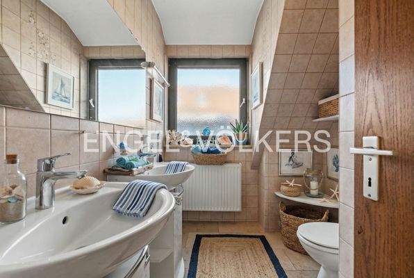 Badezimmer 2. OG [Dekoration mit KI optimiert]