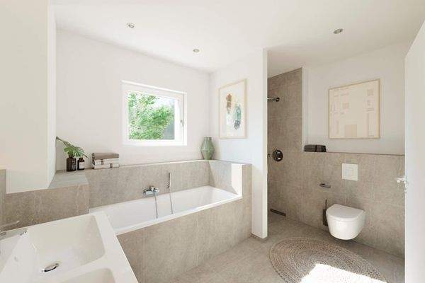 Modernes Bad mit klarer Aufteilung und liebevollen