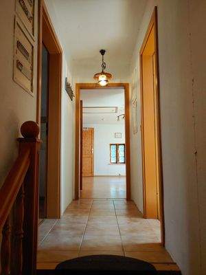 22) Flur Treppe ins OG.jpg