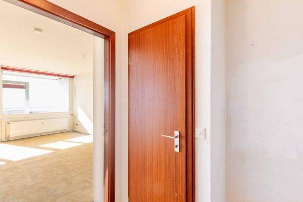 Flur mit Abstellraum und Garderobe