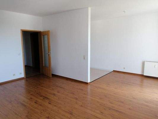 Wohnzimmer mit Blick in Küche