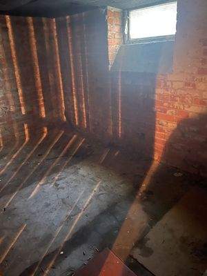 Kellerfenster mit Backsteinwand