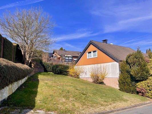 Grundstück neben dem Haus