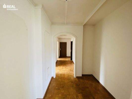 Flur mit Zugang zu allen Räumen