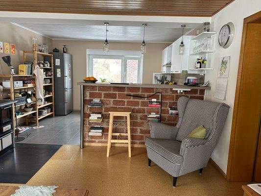 Wohnzimmer mit halboffener Küche EG