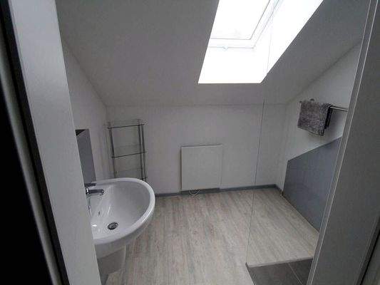 Das Bad mit Dusche im OG