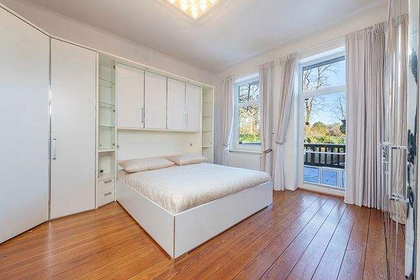 Erdgeschosswohnung: Schlafzimmer mit Balkon gen Garten