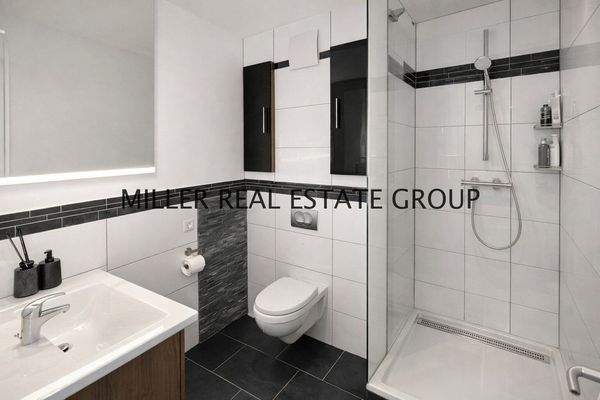 Badezimmer im Apartment im Kellergeschoss