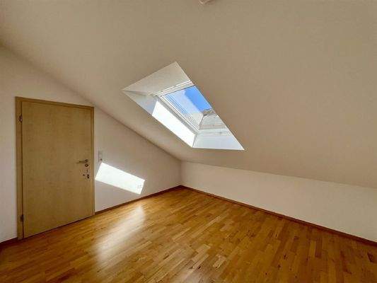 Lichtdurchflutetes Schlafzimmer DG