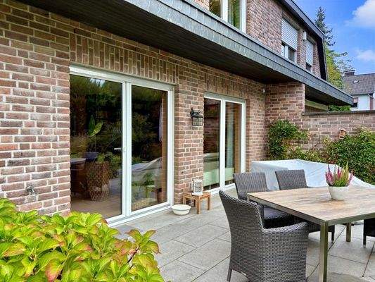 Terrasse mit wertigem Natursteinbelag