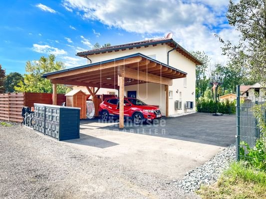 Einfahrt und Carports - das Familienhaus