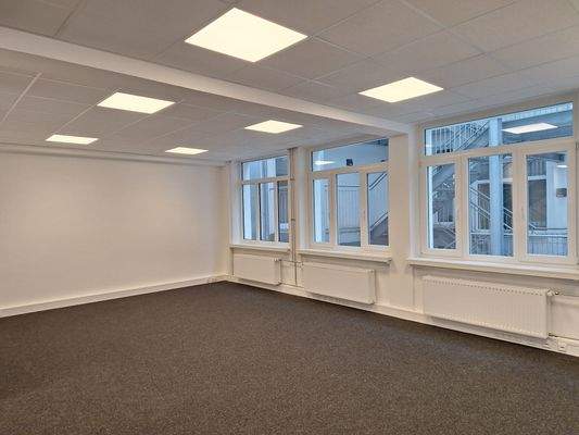 Bürofläche beleuchtet