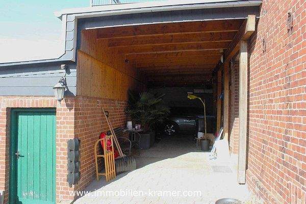 Der überdachte Stellplatz hinter dem Haus