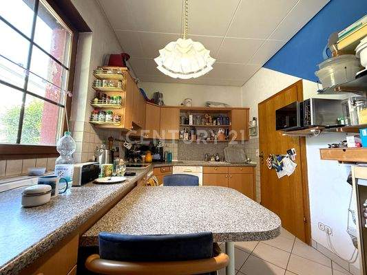 Küche mit Essgelegenheit