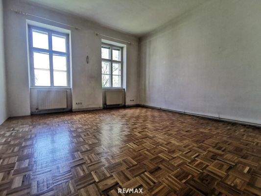 geräumiges Wohnzimmer