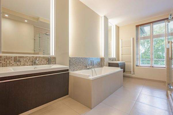 Bad mit Wanne und Doppeldusche