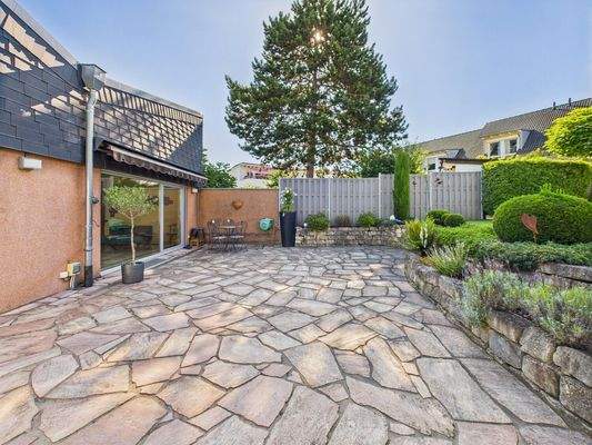 ...zur weitläufigen Terrasse