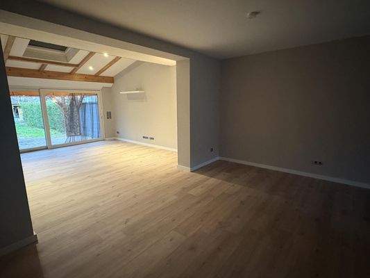 Esszimmer mit Blick zum Wohnraum