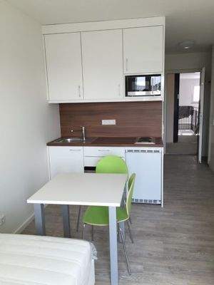 Einbauküche und Eßplatz