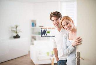 Pärchen öffnet Tür